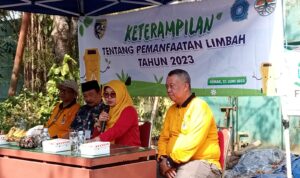 Hj. Khodijah Ali Makhsun ( Ibu Wakil Bupati Demak ) membuka pelatihan membuat pupuk dan pestisida ramah lingkungan dari sampah rumah tangga.
