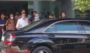 Cak Nun ) sakit di RSUP dr Sardjito, Yogyakarta, Minggu (9/07/2023) dijenguk Presiden Joko Widodo ( Jokowi ) yang pernah dia sebut sebagai ‘ F