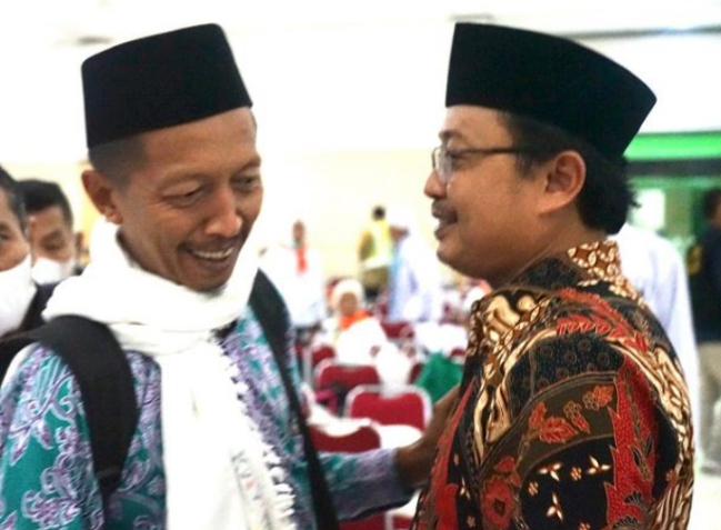 Sekda Demak, H. Akhmad Sugiharto, ST,MT sepulang dari menunaikan ibadah haji, disambut Kamenag, H. Arief Mundzir di Embarkasi Donohudan, Solo.