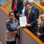 Presiden Joko Widodo atas nama Pemerintah menanggapi baik DPR RI mengesahkan Undang-Undang Kesehatan yang baru, untuk mengatasi krisis tenaga
