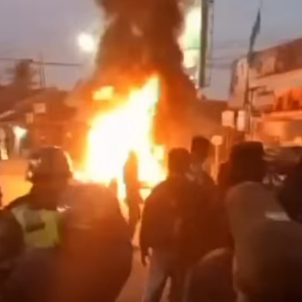 Tawuran antara massa GPK (Gerakan Pemuda Kabah) PPP vs PDIP pecah dijalan Muntilan Magelang Minggu (15/10/2023) sore hingga malam.