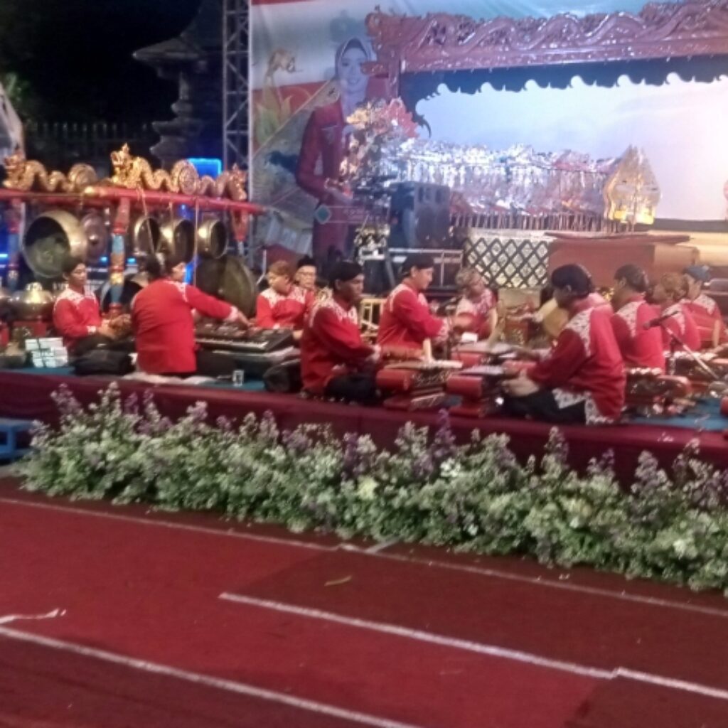 Lakon wayang kulit ‘Jumenengan Ratu Samrat’ (Bertahtanya rajanya raja) sebuah arti kemiripan nama raja Demak Sultan Fatah dengan, Eisti’anah.