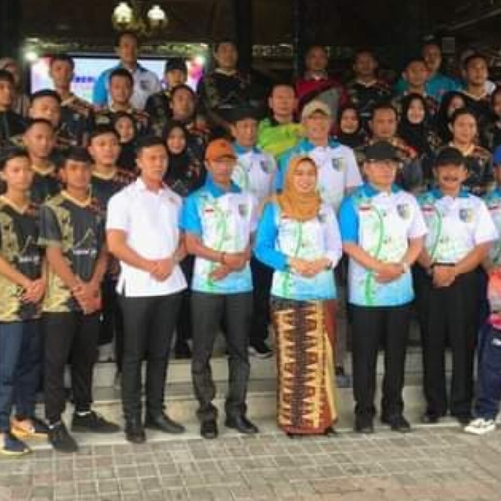 Bupati Demak dr.Eisti’anah, SE memberikan ‘Bebungah’ (bonus) uang tunai kepada para atlet dan pelatih berprestasi yang meraih juara dalam Pekan Olahraga Pelajar Daerah (POPDA) dan Pekan Paralimpik Pelajar Daerah (Perparpeda) tingkat Provinsi Jawa Tengah.