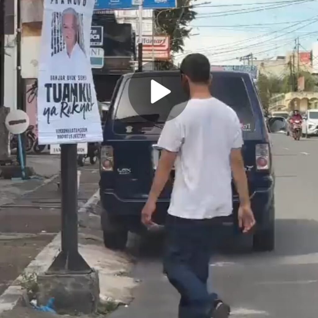 Hanya poster Ganjar dicopoti Satpol PP Pematang Siantar, Sumatera Utara. kemudian dibuang dalam truk dinas berpelat merah.