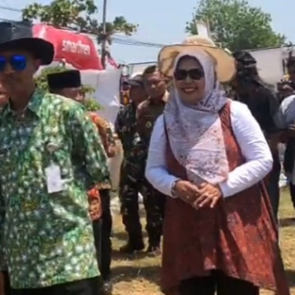 Sekda Demak (yang juga menjabat sebagai Ketua PPBI) menggandeng BUMD dan Komunitas LH menghijaukan taman dan fasilitas publik di Kota Wali.