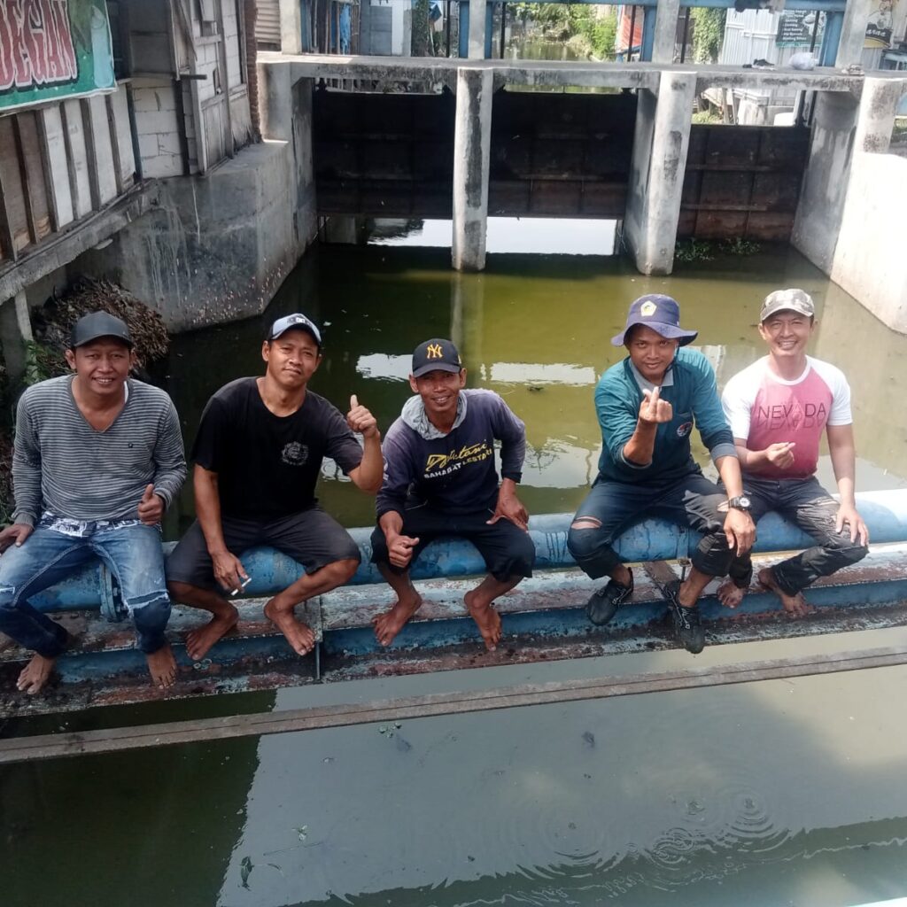 Disentil Sekda Demak, Akhmad Sugiharto, ST.MT, ‘Tim Tengik Budiman’ dari Komunitas LH Fosil gerak cepat bersihkan sampah di Kali Tuntang lama