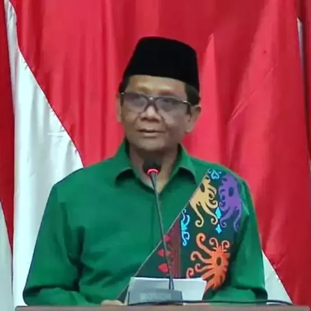 Calon wakil presiden Mahfud MD menegaskan jika benar ada oknum polisi yang tidak netral, maka laporkan ke polisi.