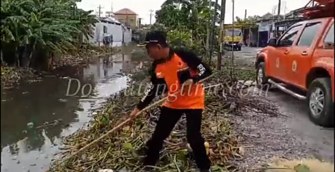 Sekda Demak, Akhmad Sugiharto,ST.MT pimpin langsung bersih-bersih sungai Tuntang Lama di titik Desa Mangunjiwan, Kecamatan Demak.