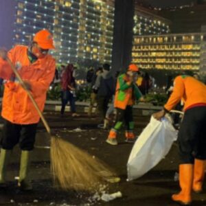 Pesta tahun baru di DKI Jakarta telah usai, namun tercatat menghasilkan tupukan sampah 130 ton dan beberapa taman rusak.