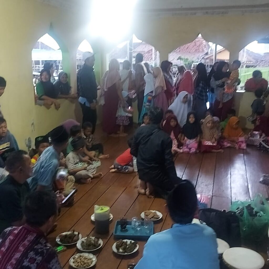 Sekda dan istri membagikan mainan plastik ramah anak, perangkat alat sholat dan 1 set alat musik Rebana untuk anak-anak Desa Timbulsloko.