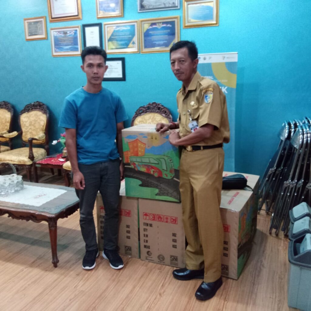 Sekda Demak, menerima 6 karton berisi 560 pcs mainan plastik ramah anak dari Fakhrudin, pemilik CV JSP (Jaya Setia Plastik).