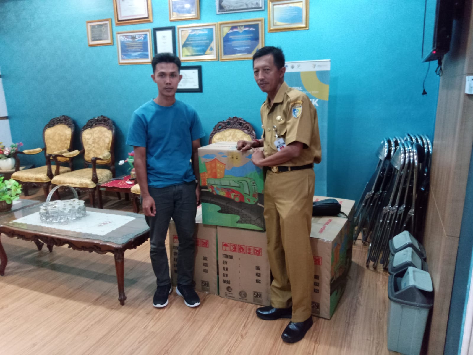 Sekda Demak, menerima 6 karton berisi 560 pcs mainan plastik ramah anak dari Fakhrudin, pemilik CV JSP (Jaya Setia Plastik).