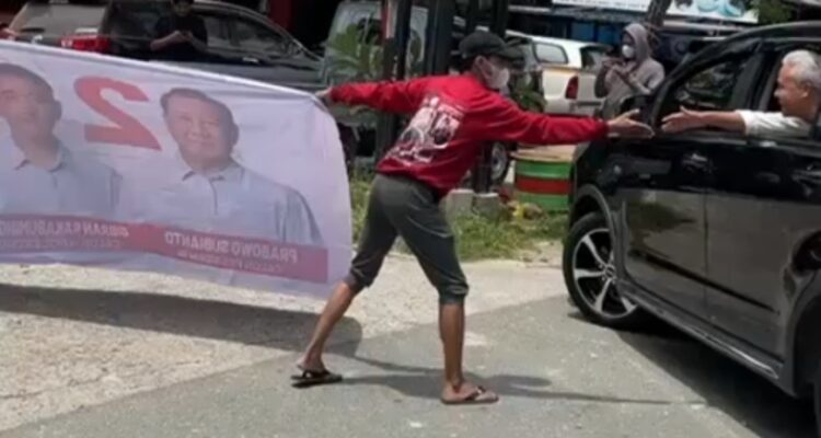 Ganjar Pranowo dicegat 2 orang pendukung Prabowo Subianto (capres nomor urut 2) bukanya marah, malah diajak makan siang gratis.