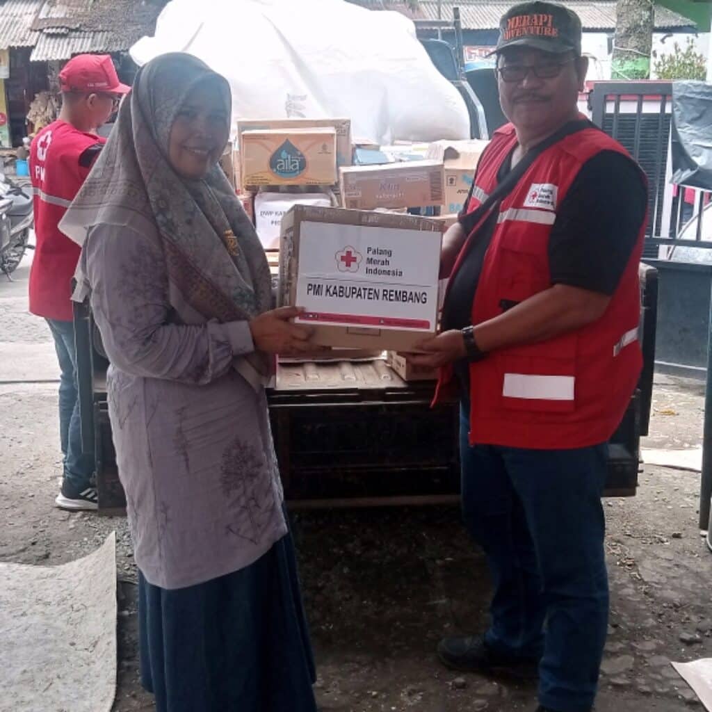 Istri Sekda Demak di Markas PMI Demak menerima bantuan korban banjir dari Tim Penggerak PKK, PMI dan warga Kabupaten Rembang.