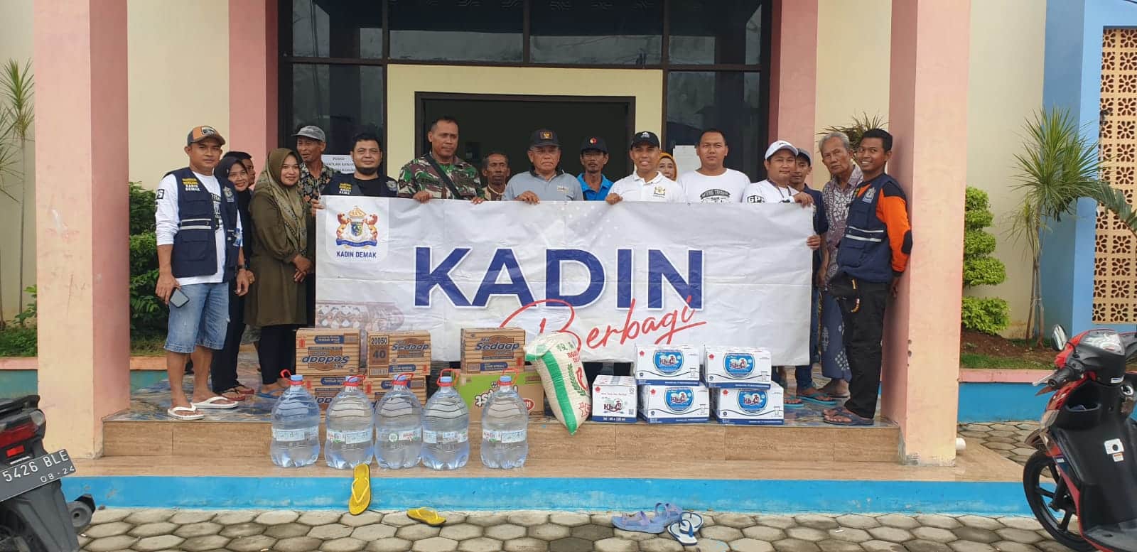 Kadin Kabupaten Demak, melakukan aksi tanggap bencana dengan memberikan bantuan kepada korban banjir di wilayah kecamatan Karanganyar.