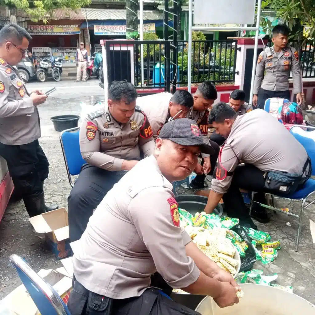 Polres Demak membantu Dapur Umum PMI menyiapkan masakan sehat siap saji untuk korban banjir di beberapa desa di wilayah Kabupaten Demak.