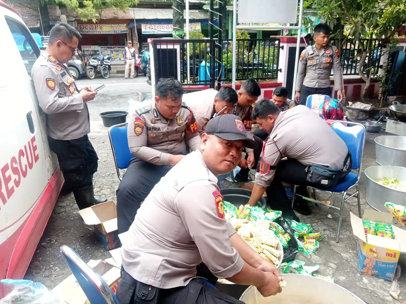 Polres Demak membantu Dapur Umum PMI menyiapkan masakan sehat siap saji untuk korban banjir di beberapa desa di wilayah Kabupaten Demak.