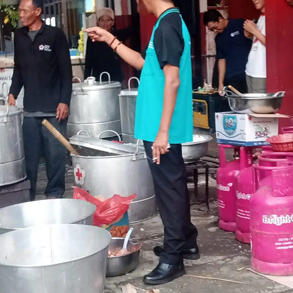 Sekda Demak Akhmad Sugiharto, ST.MT memimpin langsung Dapur Umum (DU) PMI untuk mensuplai makan korban banjir.