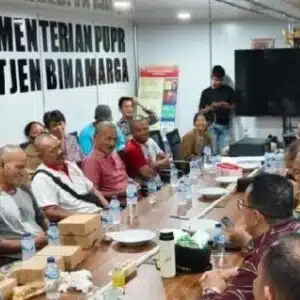 9 petani yang menolak proyek Bandara ditangkap, ketika keluar tahanan kepalanya dalam keadaan gundul/ botak.