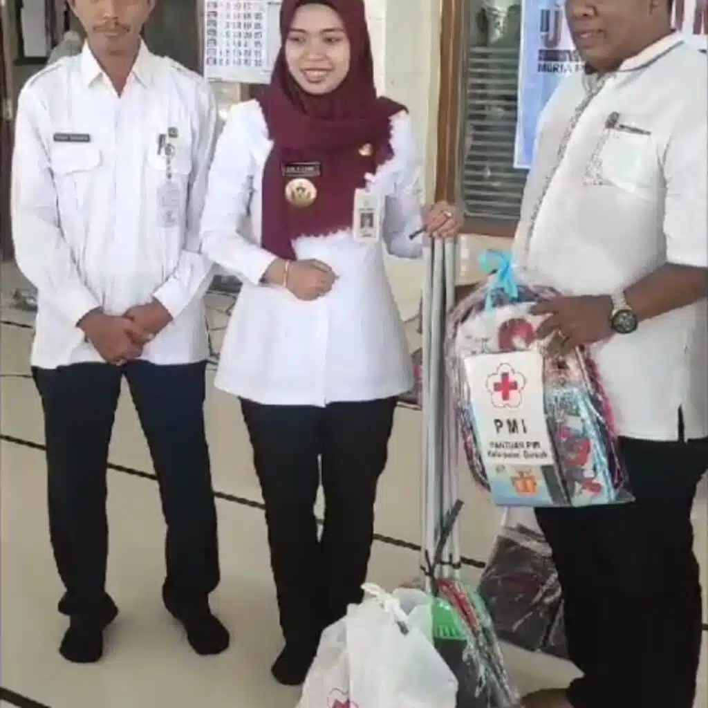 PMI Demak distribusikan bantuan kepada warga terdampak banjir diserahkan bupati secara simbolis dengan wadah berlogo resmi PMI.
