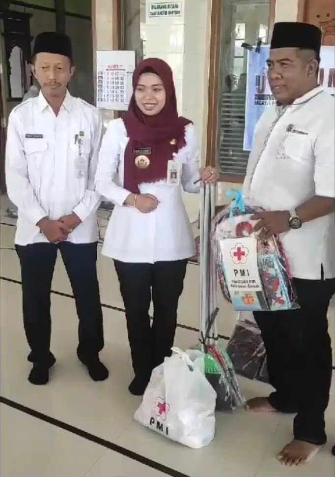 PMI Demak distribusikan bantuan kepada warga terdampak banjir diserahkan bupati secara simbolis dengan wadah berlogo resmi PMI.