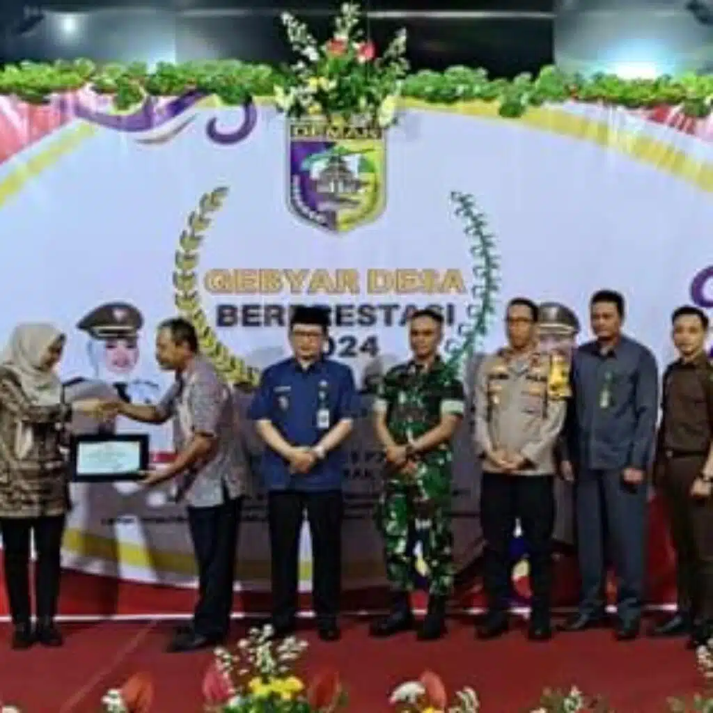 Pemkab Demak memberkan berbagai penghargaan untuk desa yang memiliki prestasi di serahkan kepada masing asing kepala desa.
