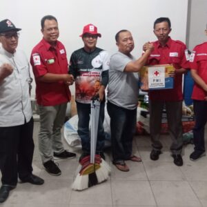 Ketua PMI (kebetulan juga menjabat Sekda) Demak Akhmad Sugiharto, ST.MT mengirim bantuan langsung ke PMI Brebes untuk korban bencana