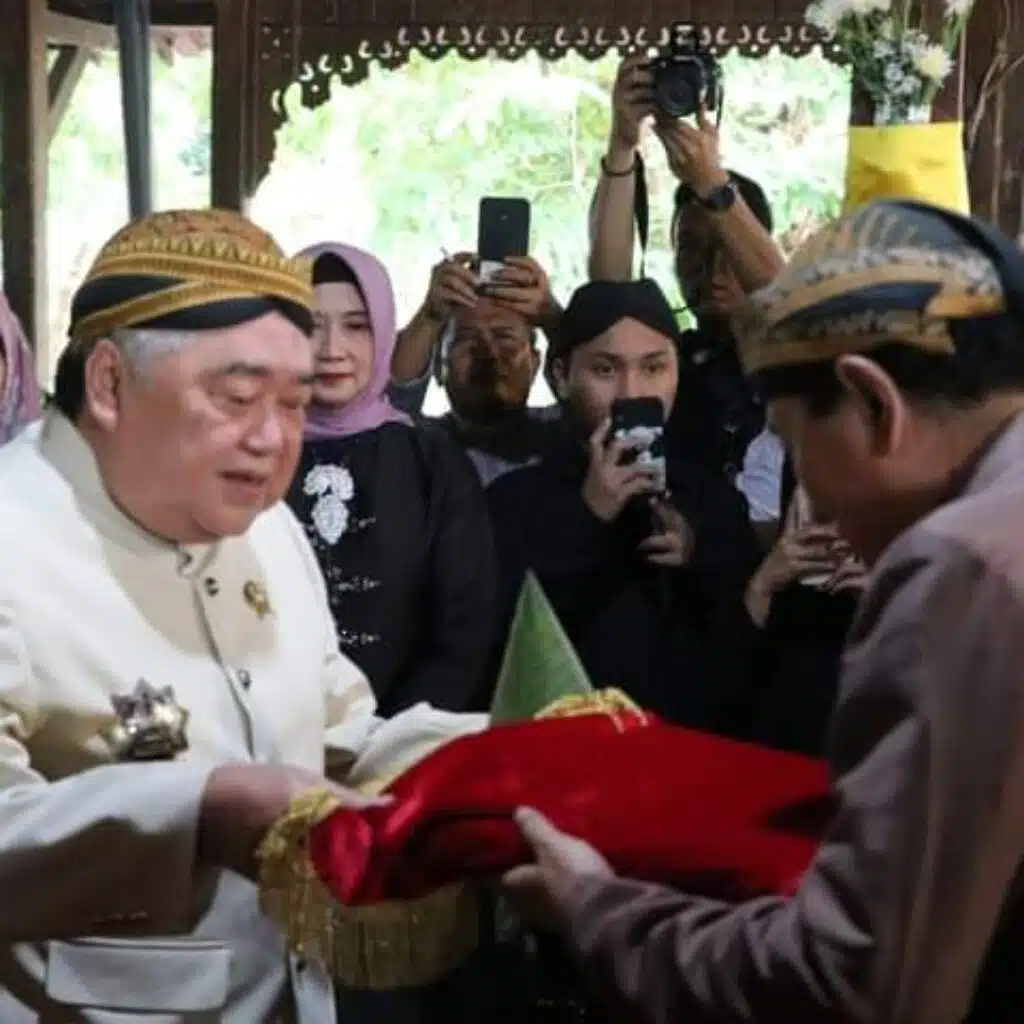 Bupati Demak Eistianah saksikan, keluarga Kadilangu (Ahli Waris Sunan Kalijaga) yang menerima minyak jamas dari Keraton Surakarta.