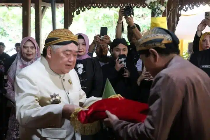 Bupati Demak Eistianah saksikan, keluarga Kadilangu (Ahli Waris Sunan Kalijaga) yang menerima minyak jamas dari Keraton Surakarta.